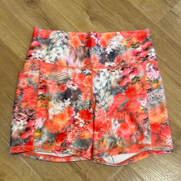 Athleta Salutation Stash Pocket II 5” Short Size Large Floral Print - Picture 1 of 8